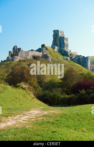 Die Ruinen des 11. Jahrhunderts Corfe Castle in den Purbeck Hills. Stockfoto