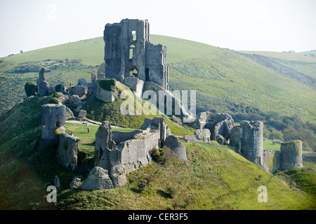 Die Ruinen des 11. Jahrhunderts Corfe Castle in den Purbeck Hills. Stockfoto