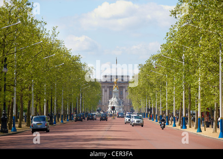 Buckingham Palace von Pall Mall an einem Frühlingstag in London gesehen. Stockfoto