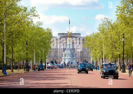 Buckingham Palace von Pall Mall an einem Frühlingstag in London gesehen. Stockfoto