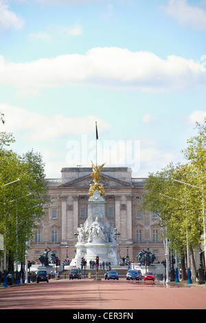 Buckingham Palace von Pall Mall an einem Frühlingstag in London gesehen. Stockfoto