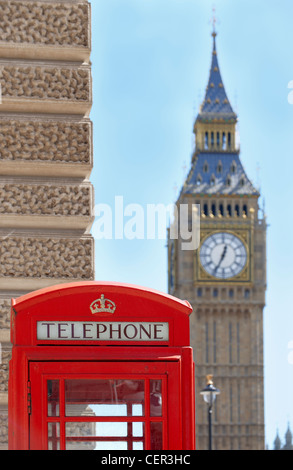 Kultiges roten Telefon box vor Big Ben in Westminster. Stockfoto