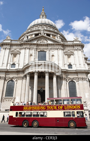 Tour durch London Bus vorbei St. Pauls Cathedral in London. Stockfoto