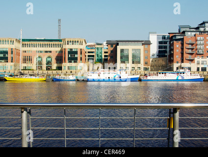 Vier Boote vertäut am Kai in Newcastle Upon Tyne. Stockfoto