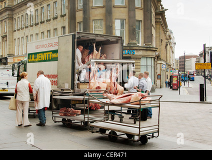 Metzgerei entladen Fleisch von einem van im Stadtzentrum von Newcastle. Stockfoto