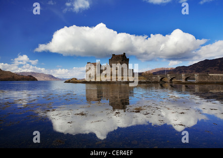 Blick über Loch Duich in Richtung Eilean Donan Castle. Stockfoto