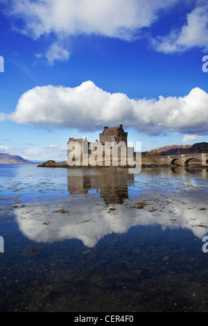 Blick über Loch Duich in Richtung Eilean Donan Castle. Stockfoto