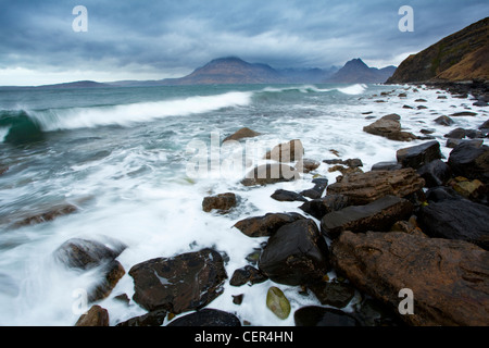 Wellen an der felsigen Küste bei Elgol unter stürmischen Himmel auf der Isle Of Skye. Stockfoto