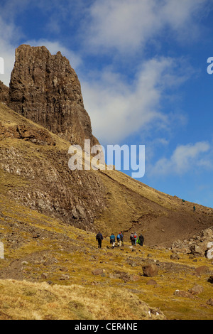 Eine Gruppe von Wanderern arbeiten ihren Weg bis der Quiraing unterhalb des Gefängnisses auf der Halbinsel Trotternish. Stockfoto