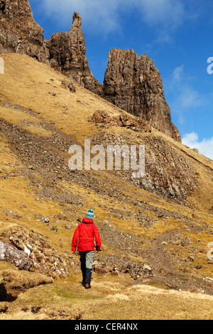 Eine Frau trägt einen roten wasserdicht zu Fuß auf der Quiraing, einem alten Erdrutsch auf der Halbinsel Trotternish. Stockfoto