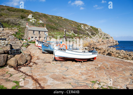 Traditionelle Fischerboote und Ferienhaus am Meer in Penberth. Stockfoto