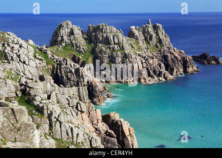 Logan Rock betrachtet von Treen Klippen. Die Klippen und die Küste rund um Porthcurno sind offiziell Bereichen herausragende N bezeichnet. Stockfoto