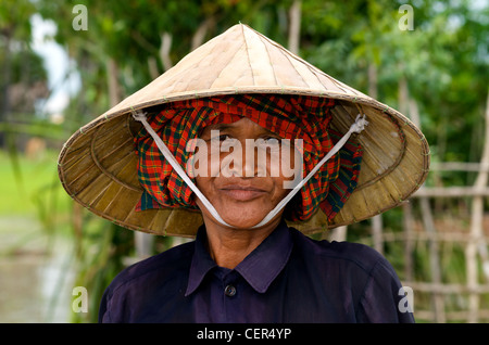 Porträt einer Khmer-Farmerin mit einem Krama (traditionellem kambodschanischen Schal) und konischem Hut, Kampong Thom Provinz, Kambodscha. © Kraig Lieb Stockfoto