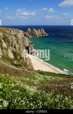 Ein Blick entlang der felsigen Landzunge in Richtung Logan Rock von Treen Klippen. Porthcurno Bucht und den Strand umgeben von Logan Rock headla Stockfoto