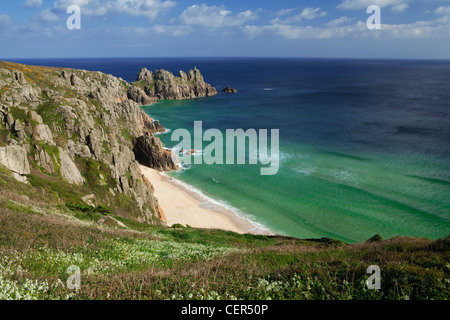 Ein Blick entlang der felsigen Landzunge in Richtung Logan Rock von Treen Klippen. Porthcurno Bucht und den Strand umgeben von Logan Rock headla Stockfoto