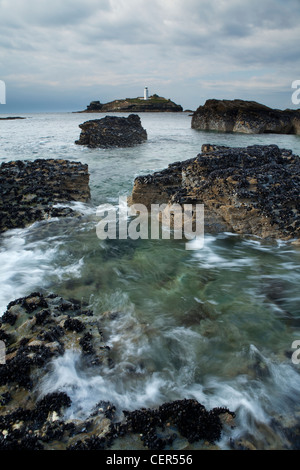 Godrevy Leuchtturm, erbaut im Jahre 1859 zum Schutz der Schiffe von einem Riff namens die Steinen. Stockfoto