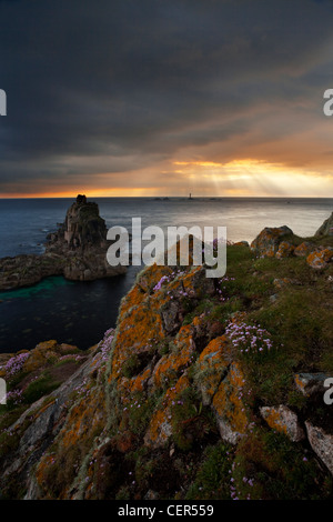 Sonnenstrahlen durchbrechen Gewitterwolken über Langschiffe Leuchtturm von Endland bei Sonnenuntergang betrachtet. Stockfoto