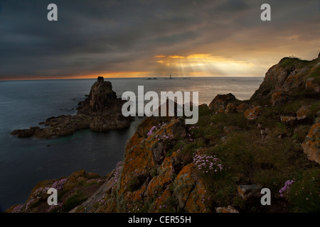 Sonnenstrahlen durchbrechen Gewitterwolken über Langschiffe Leuchtturm von Endland bei Sonnenuntergang betrachtet. Stockfoto