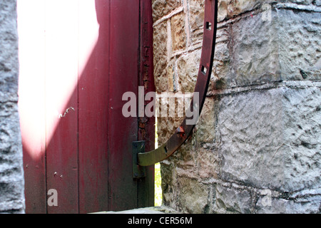 Hölzerne Shutter und Öffnungsmechanismus für Ausschlitzen. Castell Coch (rote Burg) 19. Jahrhundert Umbau des 13. Jahrhunderts cas Stockfoto