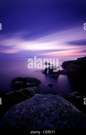 Ein Blick auf Endland (der westlichste Punkt in England) bei Sonnenuntergang mit Langschiffe Leuchtturm in der Ferne. Stockfoto