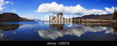 Ein Blick über Loch Duich in Richtung Eilean Donan Castle. Stockfoto