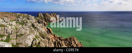 Einen Panoramablick über Logan Rock von Treen Klippen. Die Klippen und die Küste rund um Porthcurno sind Bereiche der offiziell Stockfoto