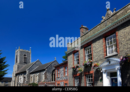 St. Peters-Pfarrkirche und das Kings House in Thetford Stadt Norfolk England UK Stockfoto