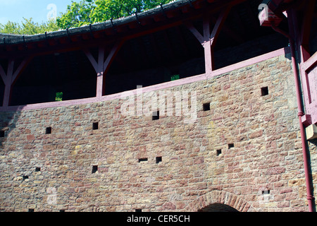 Palisade auf der Burg Mauern schützen Verteidiger von Bogenschützen. Castell Coch (rote Burg) des 19. Jahrhunderts neu ein 13. Jahrhundert Stockfoto