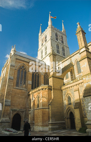 Eine Außenansicht der Southwark Cathedral an einem klaren Tag. Stockfoto