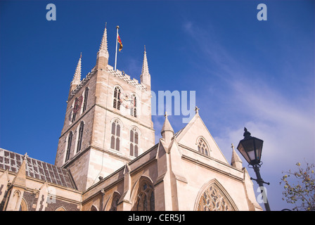 Eine Außenansicht der Southwark Cathedral an einem klaren Tag. Stockfoto