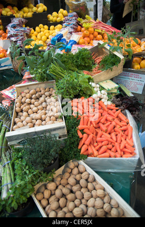 Frische Produkte für den Verkauf im Borough Market. Stockfoto