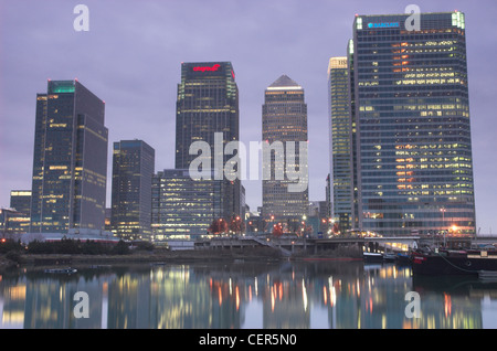Canary Wharf spiegelt sich in der Themse. Stockfoto
