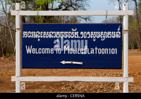 Zweisprachiges Schild für die Minenräumung (Demining) des Lagers, in Khmer & English, Koh Ker, Preah Vihear Provinz, Kambodscha. © Kraig Lieb Stockfoto