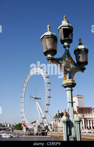 Das London Eye von Westminster Bridge gesehen und umrahmt von einer traditionellen Straßenlaterne. Stockfoto