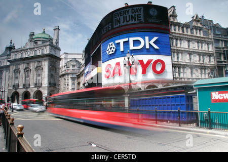 Roten Londoner Busse fahren Sie vorbei an Piccadilly Circus in London. Stockfoto