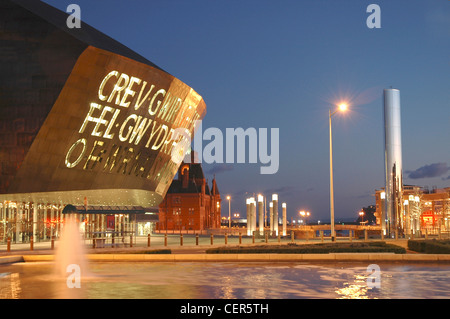 Das Millennium Centre leuchtet in der Dämmerung. Stockfoto