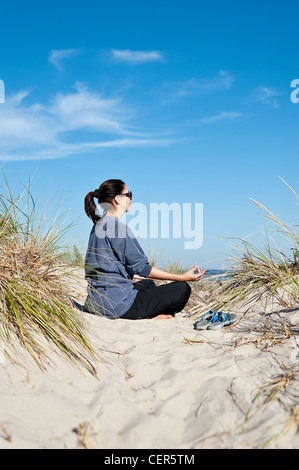 Frau praktizieren Yoga am Strand, Cape Cod. Stockfoto