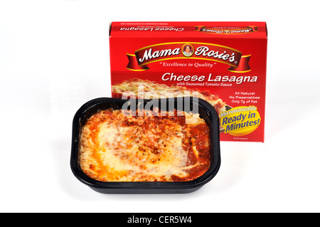 Gekochte Mama Rosie's Marke gefroren Käse Lasagne Fertiggerichte in Kunststoff schwarz Fach mit Verpackung auf weißem Hintergrund ausschneiden. Stockfoto