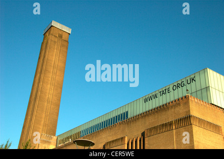 Exterieur der Tate Modern aus einem niedrigen Winkel an einem klaren Tag. Stockfoto