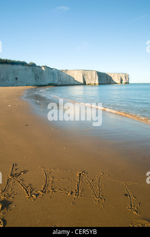 Blick entlang des Strandes auf einem natürlichen Loch in die Kreidefelsen in Botany Bay an der Ost Küste von Kent. Stockfoto