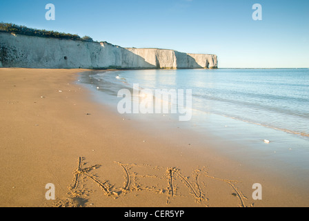 Blick entlang des Strandes auf einem natürlichen Loch in die Kreidefelsen in Botany Bay an der Ost Küste von Kent. Stockfoto