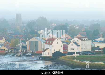 Ein Sonnenaufgang Blick über den Fluss Deben Woodbridge Gezeiten-Mühle in Suffolk. Stockfoto