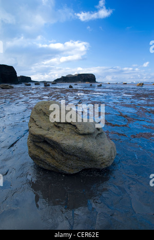 Eine Welle schneiden Plattform erschließt sich bei Ebbe gegen Bay in der Nähe von Whitby. Stockfoto