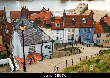 Eine traditionellen Straßenlaterne beleuchtet die 199 Stufen führen hinunter in Richtung der alten Stadt von Whitby. Stockfoto