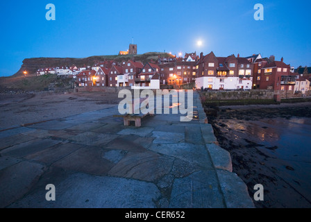 Einen Abend Blick in Richtung der alten Stadt von Whitby von der Küste entfernt. Stockfoto