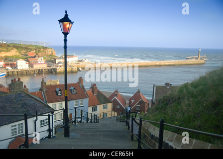 Eine traditionellen Straßenlaterne beleuchtet die 199 Stufen führen hinunter in Richtung der alten Stadt von Whitby. Stockfoto