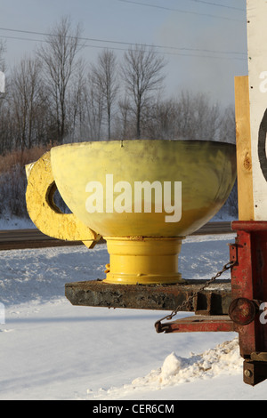 Ein Riesen Kaffeetasse auf ein am Straßenrand Zeichen für ein Café in Wisconsin. Stockfoto