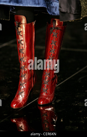 Burberry Mailand bereit zu tragen Herbst Winter rot schnüren kniehohe Stiefel Stockfoto