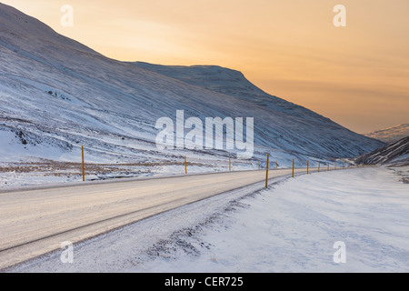 Verschneite Straße, Skagafjördur, Island Stockfoto