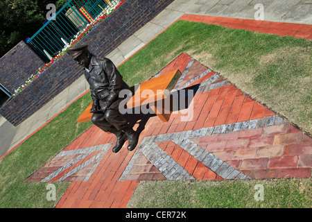 Bronze-Statue zu Ehren von Captain Mainwaring TV Dad Army. Die Serie wurde in der Stadt von Thetford, Norfolk, England gedreht. Stockfoto